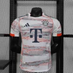 Fanella Bayern Munich 2025/26 Away pamje përpara