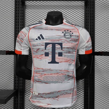 Fanella Bayern Munich 2025/26 Away pamje përpara
