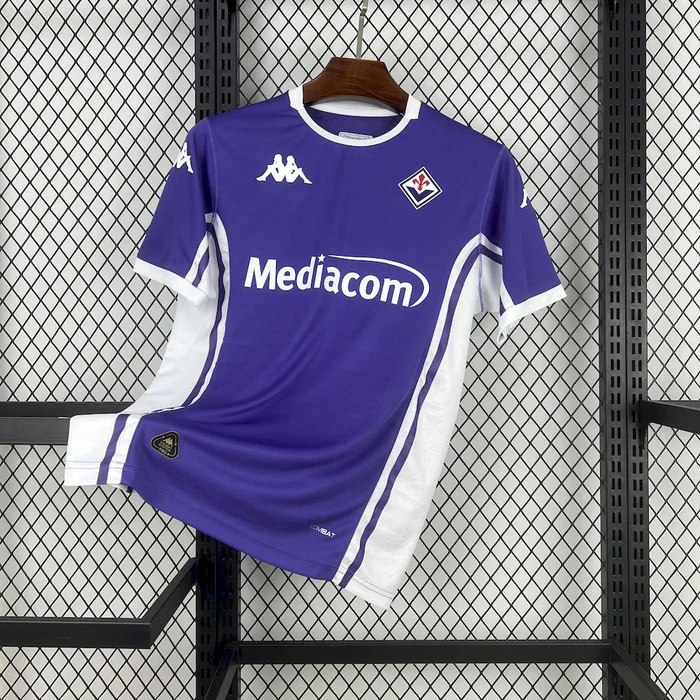 fanella-fiorentia-home-1 Fanella Fiorentina 2025/26 Home pamje përpara