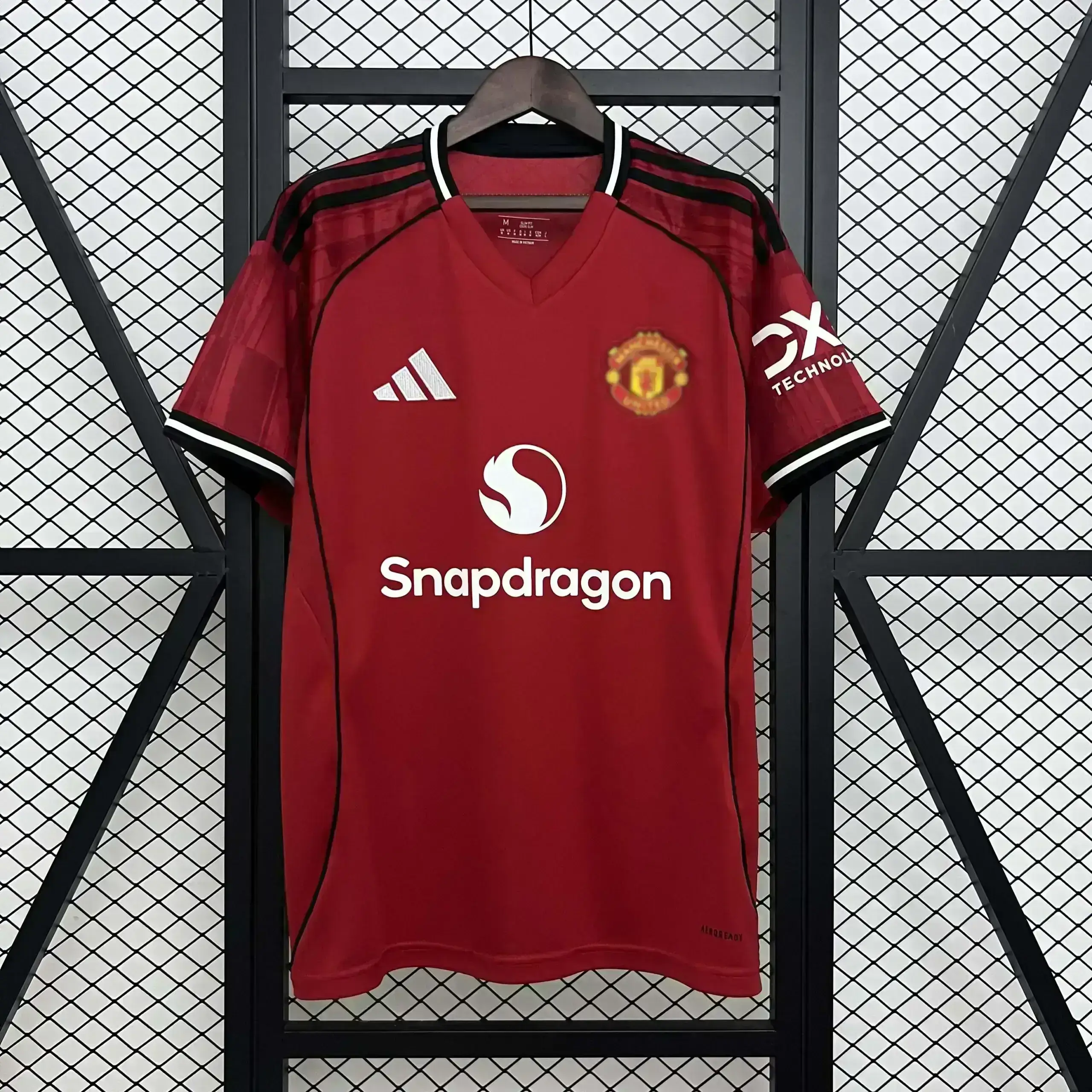 fanella-manchester-united-home-1 Fanella Manchester United 2025/26 Home pamje përpara