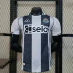 Fanella Newcastle 2025/26 Home pamje përpara