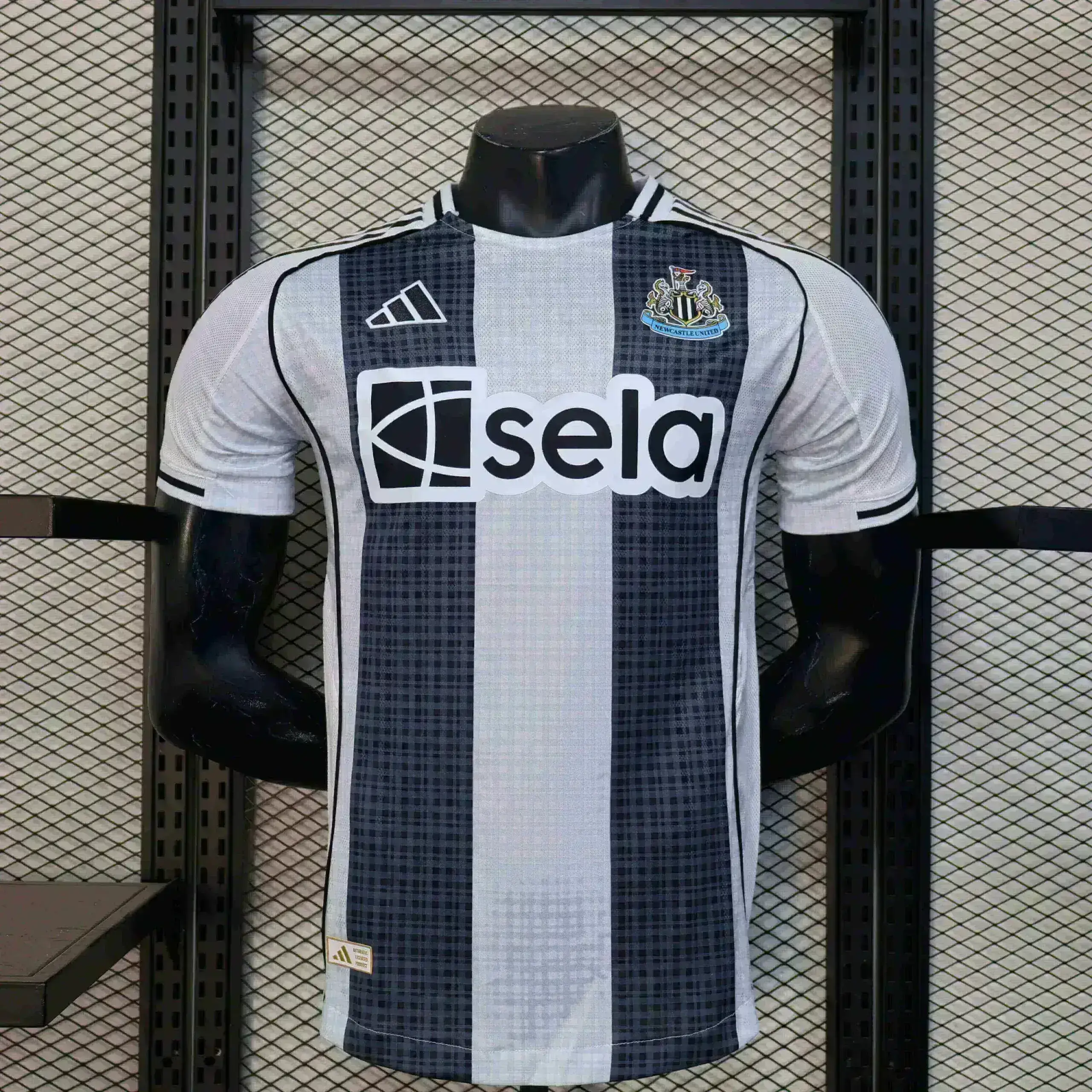 fanella-newcastle-home-1 Fanella Newcastle 2025/26 Home pamje përpara