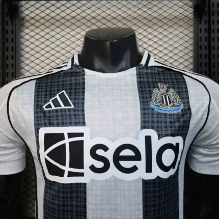 Fanella Newcastle 2025/26 Home pamje përpara
