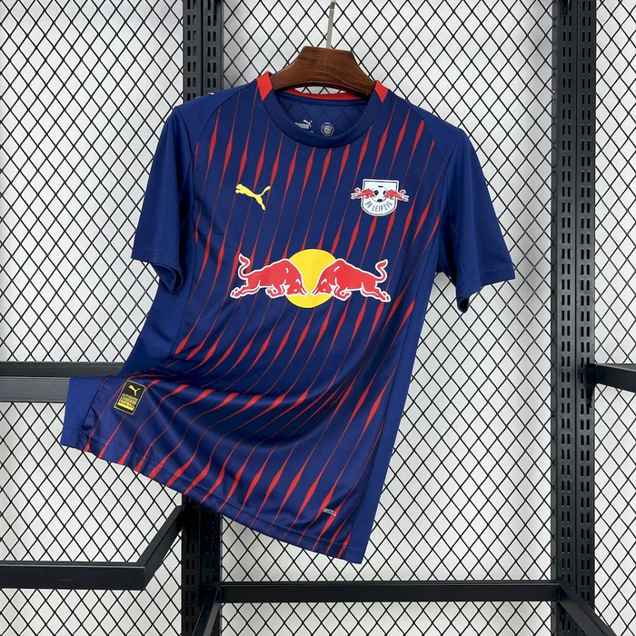 fanella-rb-leipzig-away-1 Fanella Rb Leipzig 2025/26 Away pamje përpara