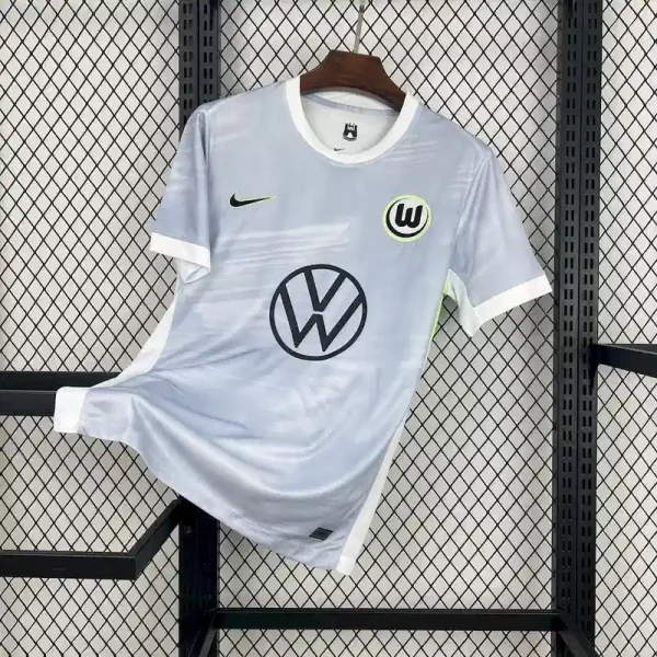 fanella-wolfsburg-away-1 Fanella Wolfsburg 2025/26 Away pamje përpara