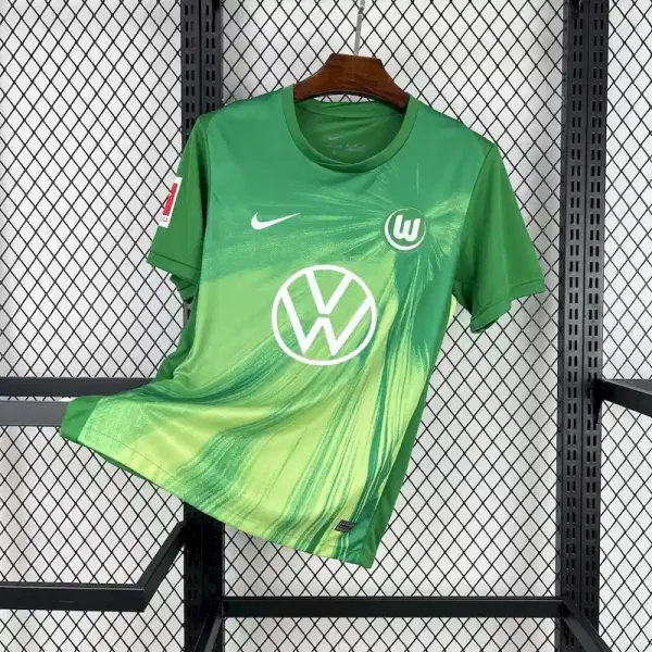 fanella-wolfsburg-home-1 Fanella Wolfsburg 2025/26 Home pamje përpara